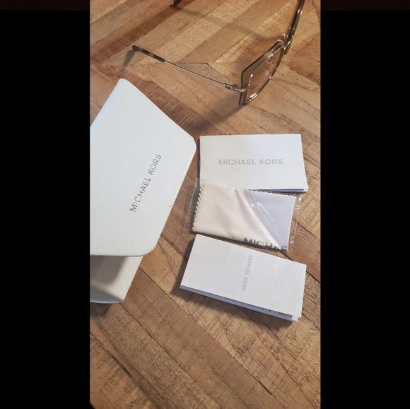 New Authentic Micheal Kors Sunglasses - Picture 2 of 9